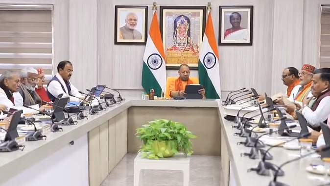 Chief Minister Yogi Adityanath and others present in the cabinet meeting.